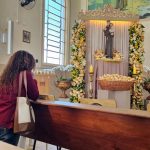 Fiéis rezam aos pés de Santo Antônio na paróquia dedicada ao santo em Pouso Alegre / Foto: Magson Gomes - Terra do Mandu