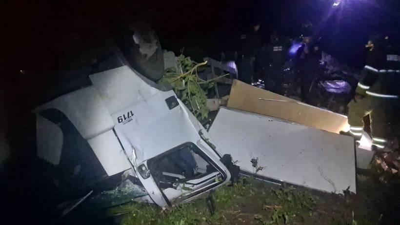 Caminhoneiro morre após caminhão com morangos cair em ribanceira na BR-459