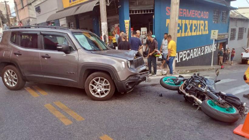 Moto e carro se envolvem em acidente na Rua Comendador José Garcia