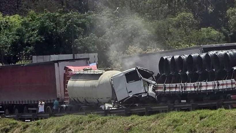 Engavetamento entre quatro veículos deixa uma pessoa ferida na Fernão Dias