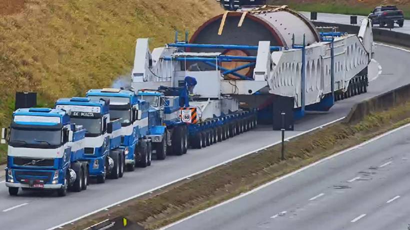 Megacarreta retoma viagem pela Fernão Dias após pausa por causa da chuva