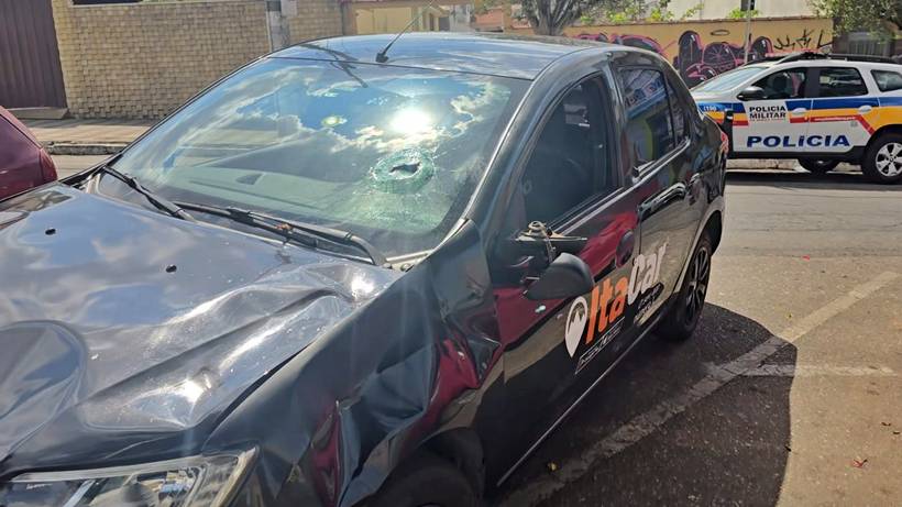 Homem destrói carro de motorista de aplicativo após filha se envolver em acidente