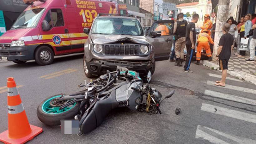 Moto e carro se envolvem em acidente na Rua Comendador José Garcia