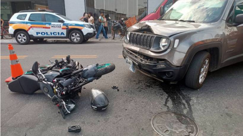 Moto e carro se envolvem em acidente na Rua Comendador José Garcia