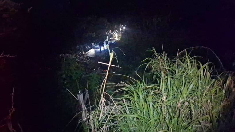 Caminhoneiro morre após caminhão com morangos cair em ribanceira na BR-459