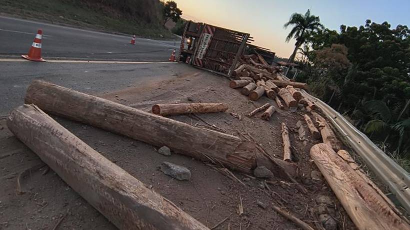 Carreta tomba e toras de madeira se espalham pela BR-459