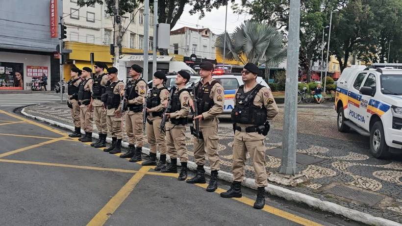Militares de Pouso Alegre homenageiam policiais mortos em operação no Rio de Janeiro