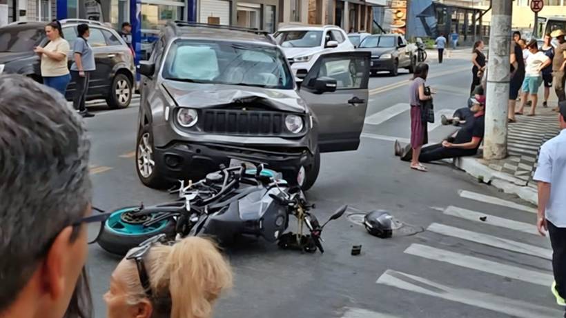 Moto e carro se envolvem em acidente na Rua Comendador José Garcia