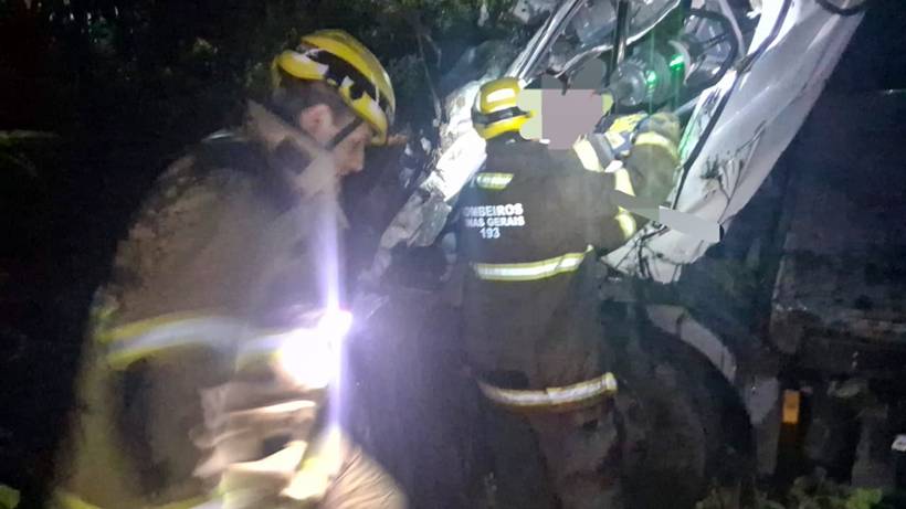 Caminhoneiro morre após caminhão com morangos cair em ribanceira na BR-459