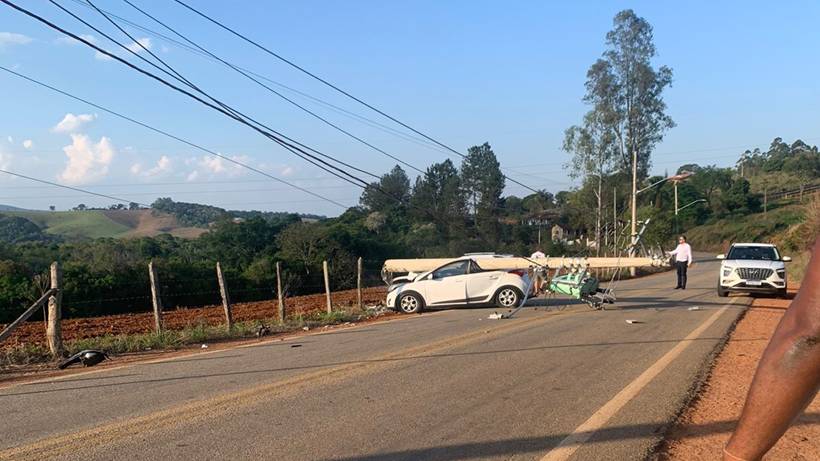 Carro bate em poste na estrada do Pantano após motorista perder a consciência
