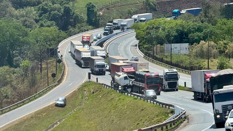 Engavetamento entre quatro veículos deixa uma pessoa ferida na Fernão DiasEngavetamento entre quatro veículos deixa uma pessoa ferida na Fernão Dias