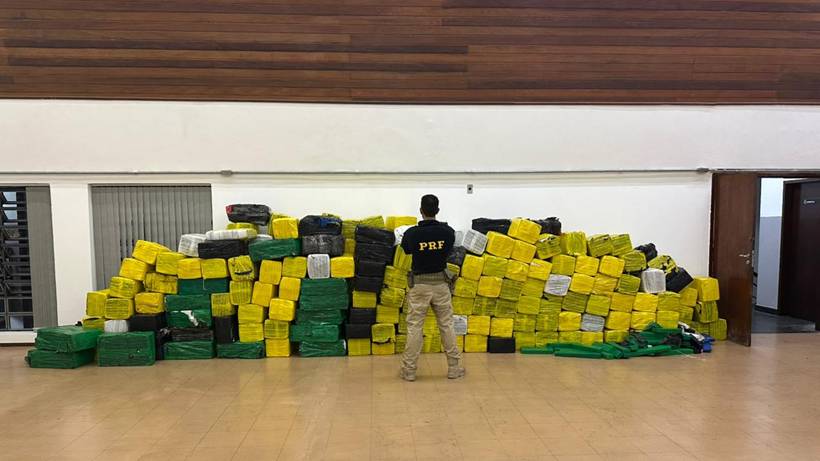 Fernão Dias: Caminhão com 5 toneladas de maconha e carro de aplicativo com skunk 