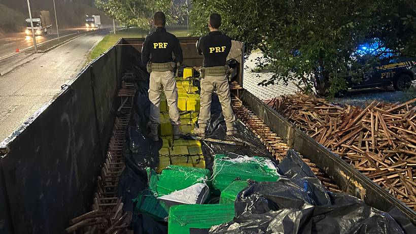 Fernão Dias: Caminhão com 5 toneladas de maconha e carro de aplicativo com skunk 