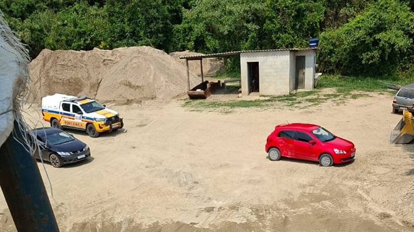 Carro fura o pare e é atingido por moto no trevo de Santa Rita do Sapucaí