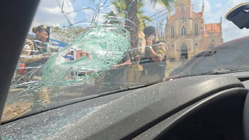 Homem destrói carro de motorista de aplicativo após filha se envolver em acidente