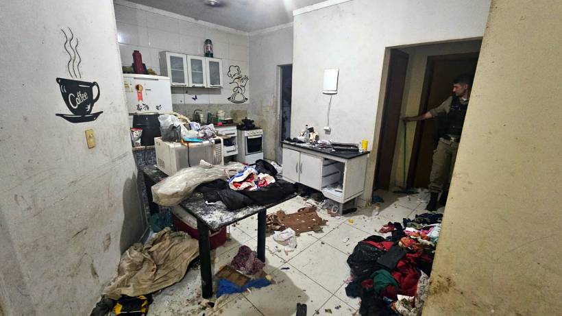Gêmeos de 3 anos são resgatados sozinhos em meio a lixo e até fezes em apartamento