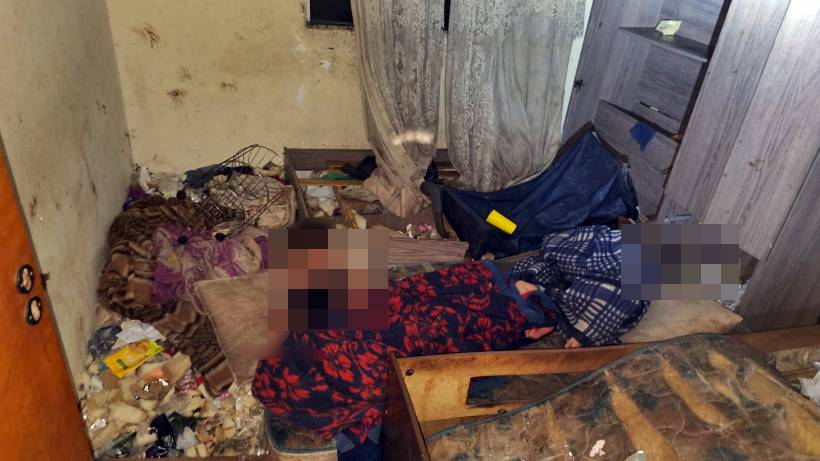 Gêmeos de 3 anos são resgatados sozinhos em meio a lixo e até fezes em apartamento