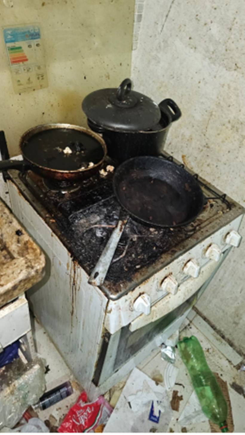 Gêmeos de 3 anos são resgatados sozinhos em meio a lixo e até fezes em apartamento