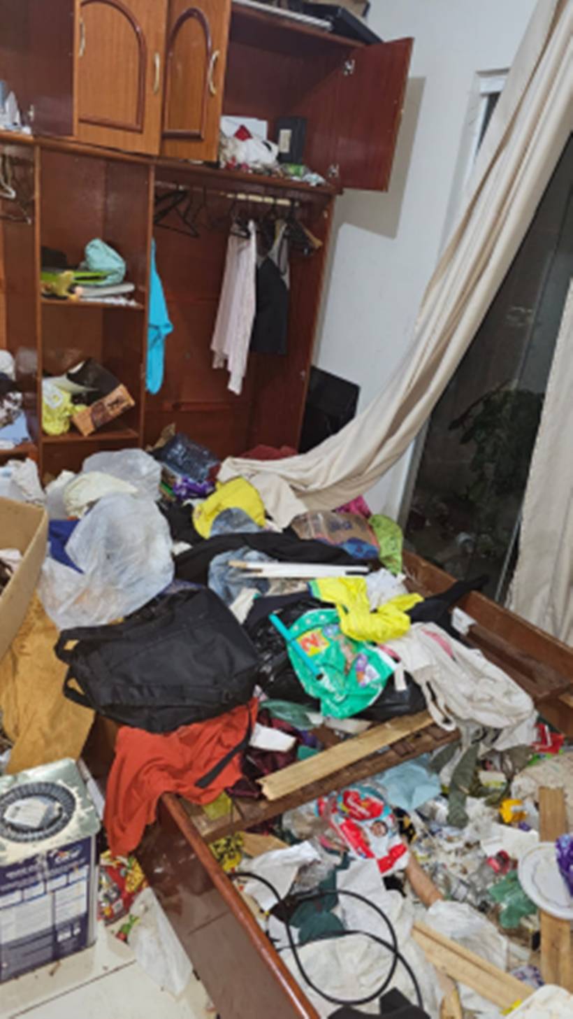 Gêmeos de 3 anos são resgatados sozinhos em meio a lixo e até fezes em apartamento