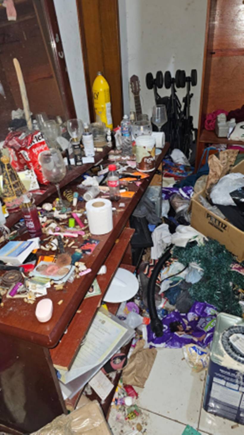 Gêmeos de 3 anos são resgatados sozinhos em meio a lixo e até fezes em apartamento