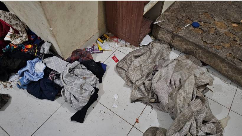 Gêmeos de 3 anos são resgatados sozinhos em meio a lixo e até fezes em apartamento