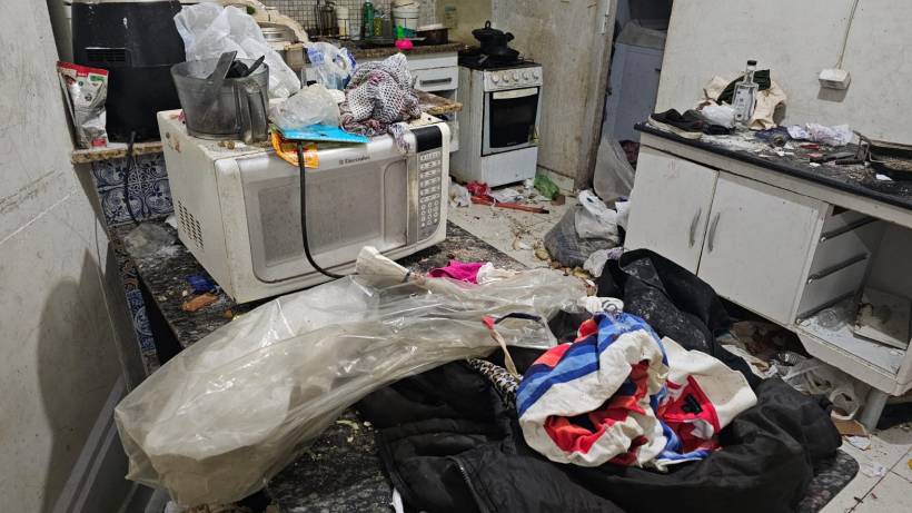 Gêmeos de 3 anos são resgatados sozinhos em meio a lixo e até fezes em apartamento