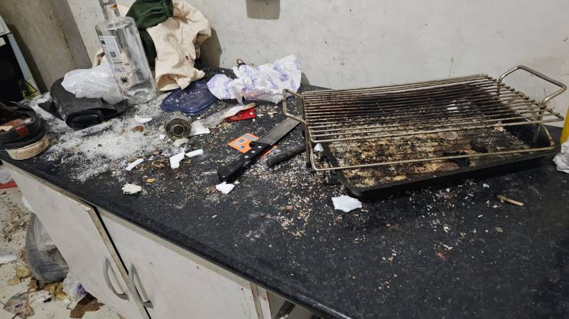 Gêmeos de 3 anos são resgatados sozinhos em meio a lixo e até fezes em apartamento