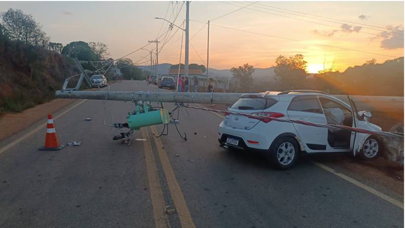 Carro bate em poste na estrada do Pantano após motorista perder a consciência
