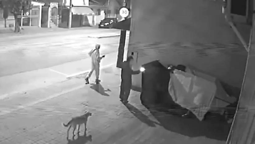 Homens ateiam fogo em carrinho de morador de rua enquanto ele dormia
