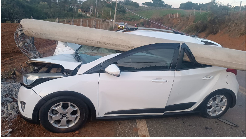 Carro bate em poste na estrada do Pantano após motorista perder a consciência