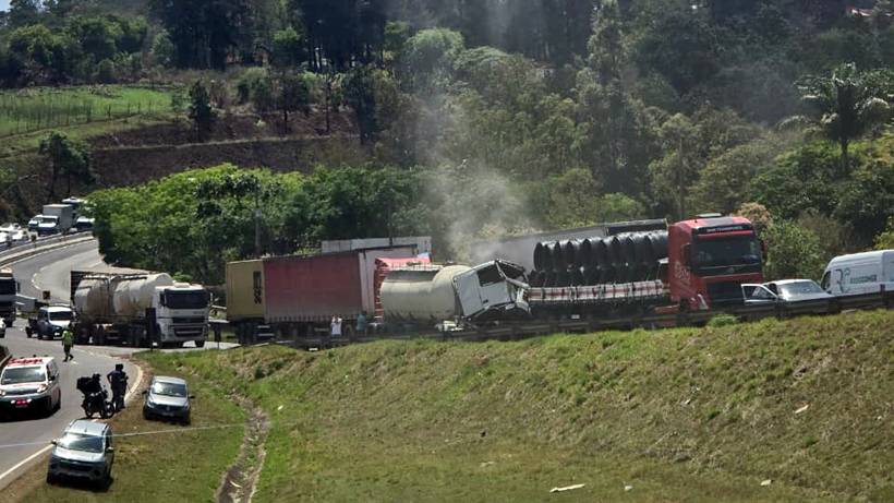Engavetamento entre quatro veículos deixa uma pessoa ferida na Fernão Dias