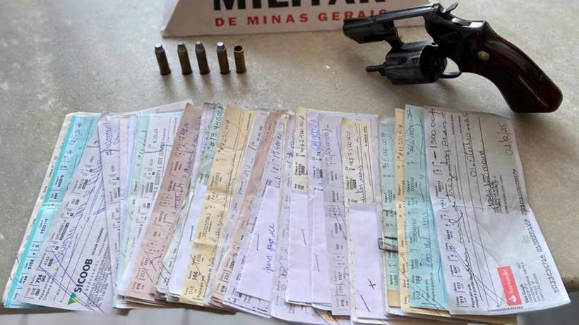 Homem é preso por suspeita de agiotagem; PM apreende diversos cheques