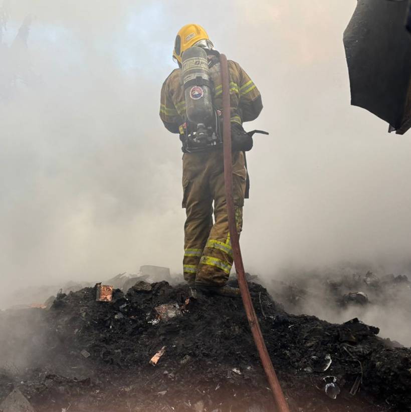 Incêndio atinge depósito de reciclagem durante a madrugada no São Geraldo