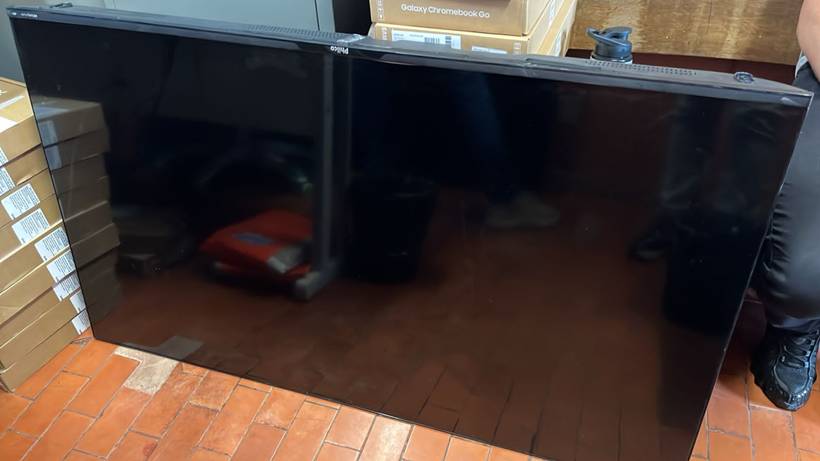 Ladrão é preso após furtar televisões, notebooks e botijões em duas escolas