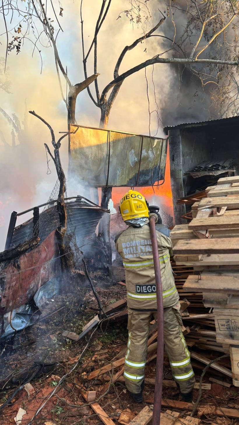 Incêndio atinge depósito de reciclagem durante a madrugada no São Geraldo