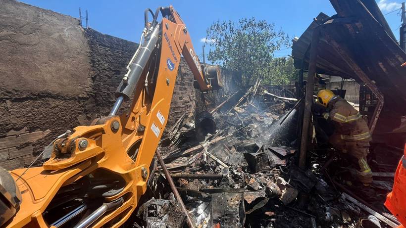Incêndio atinge depósito de reciclagem durante a madrugada no São Geraldo