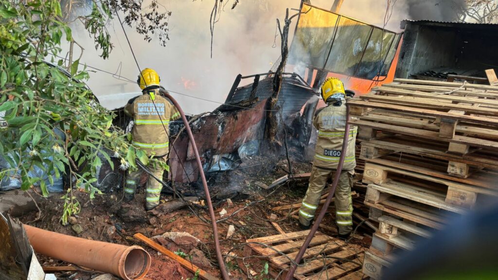 Incêndio atinge depósito de reciclagem durante a madrugada no São Geraldo