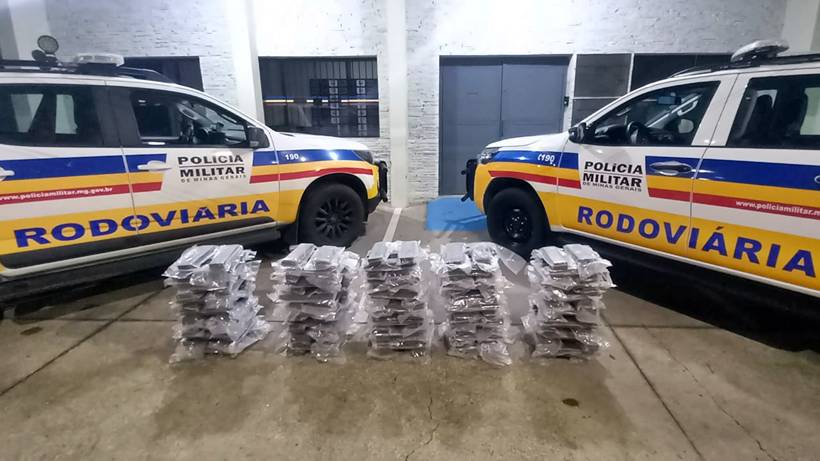 Polícia apreende 152 barras de maconha em carro durante fiscalização na MG-290