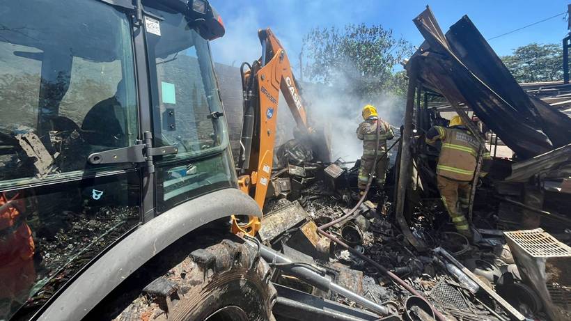 Incêndio atinge depósito de reciclagem durante a madrugada no São Geraldo