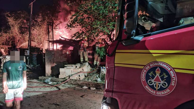Incêndio atinge depósito de reciclagem durante a madrugada no São Geraldo
