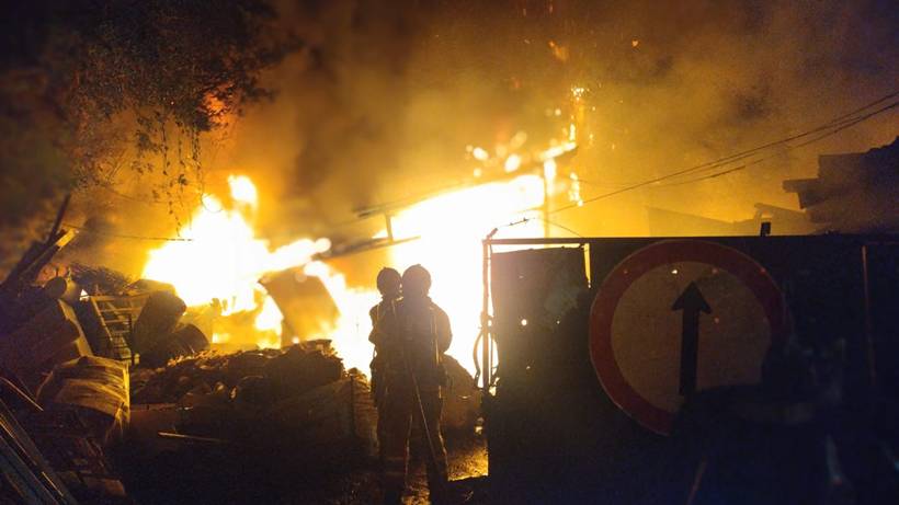 Incêndio atinge depósito de reciclagem durante a madrugada no São Geraldo