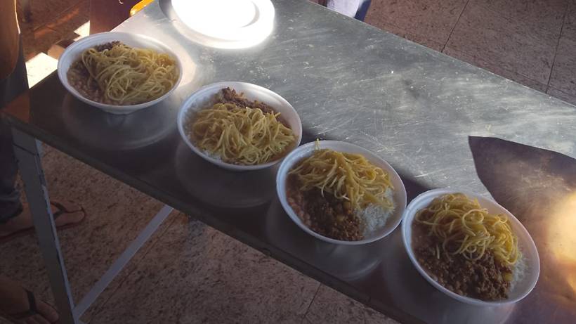 Grupo evangélico entrega marmitas e ora para pessoas em situação de rua em Pouso Alegre