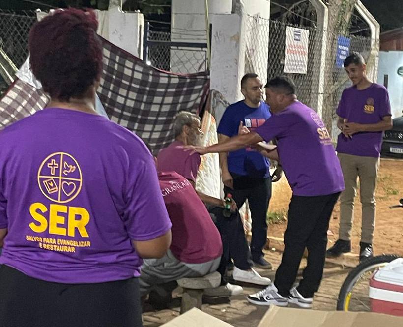 Grupo evangélico entrega marmitas e ora para pessoas em situação de rua em Pouso Alegre