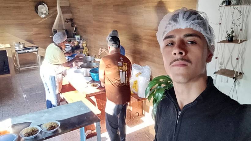 Grupo evangélico entrega marmitas e ora para pessoas em situação de rua em Pouso Alegre