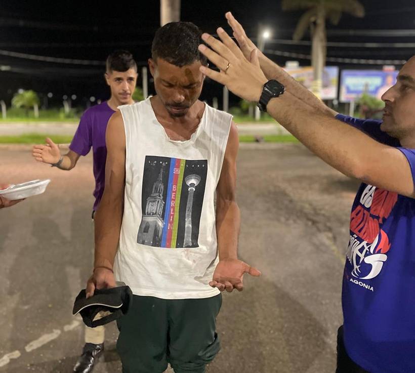 Grupo evangélico entrega marmitas e ora para pessoas em situação de rua em Pouso Alegre