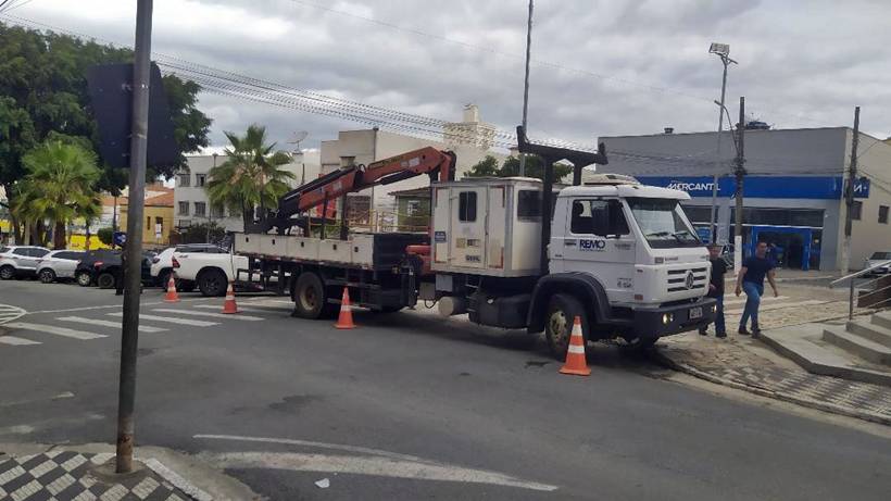 Ventos de até 73km/h atingem Pouso Alegre e derruba árvore na praça do Santuário