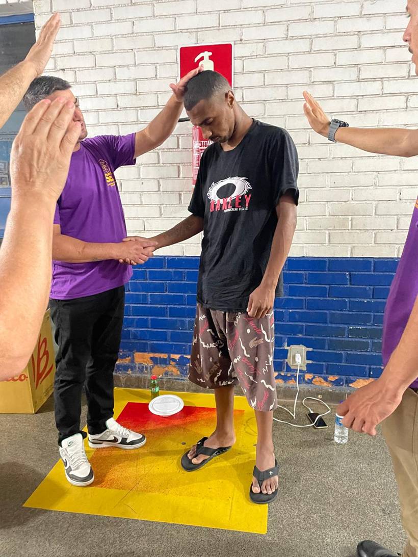 Grupo evangélico entrega marmitas e ora para pessoas em situação de rua em Pouso Alegre