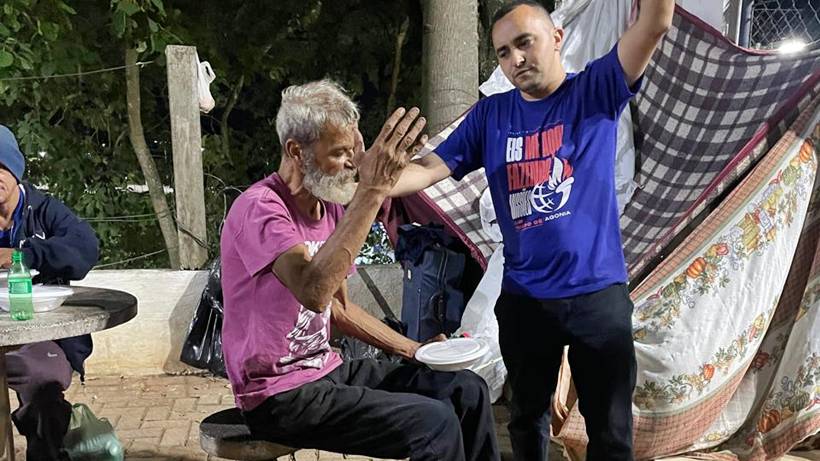 Grupo evangélico entrega marmitas e ora para pessoas em situação de rua em Pouso Alegre