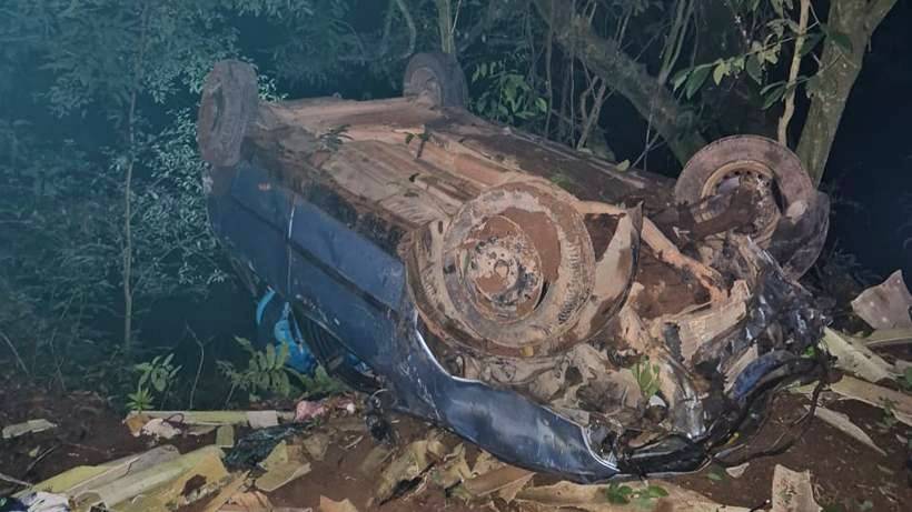 Acidente na MG-179: Árvores evitaram que carro caísse no Rio Machado