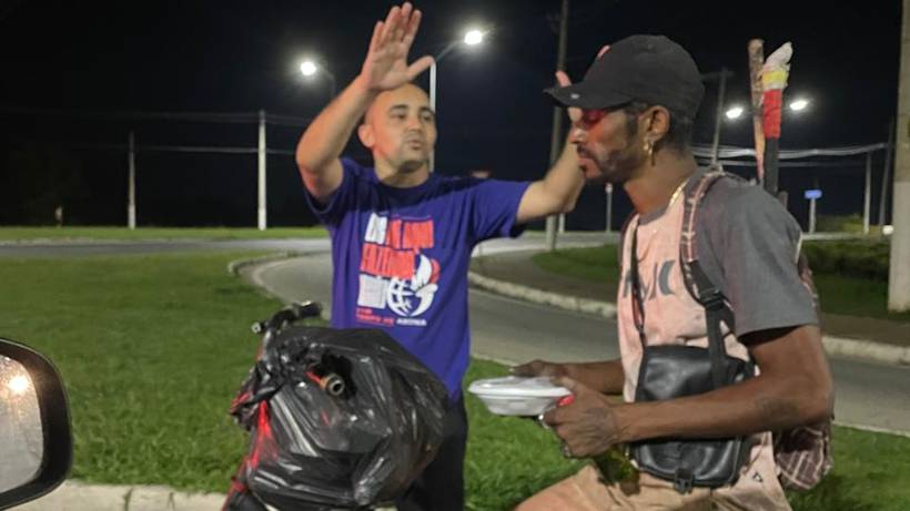 Grupo evangélico entrega marmitas e ora para pessoas em situação de rua em Pouso Alegre
